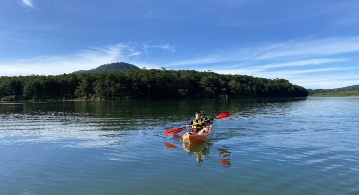 Chèo SUP ngắm cảnh Hồ Tuyền Lâm & Tiệc BBQ Đà Lạt